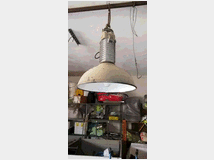 Grossa lampada per esterno e  interno capannoni